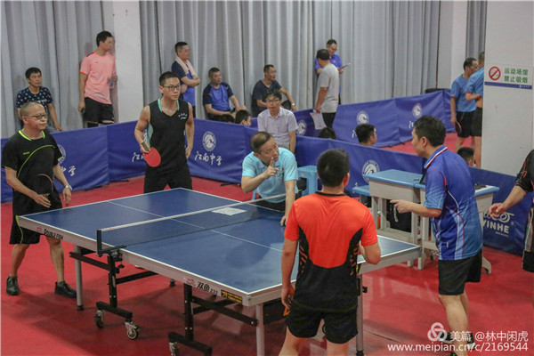万州区第四届“安康杯”乒乓球比赛现场