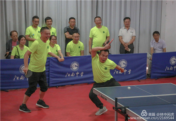 万州区第四届“安康杯”乒乓球比赛现场