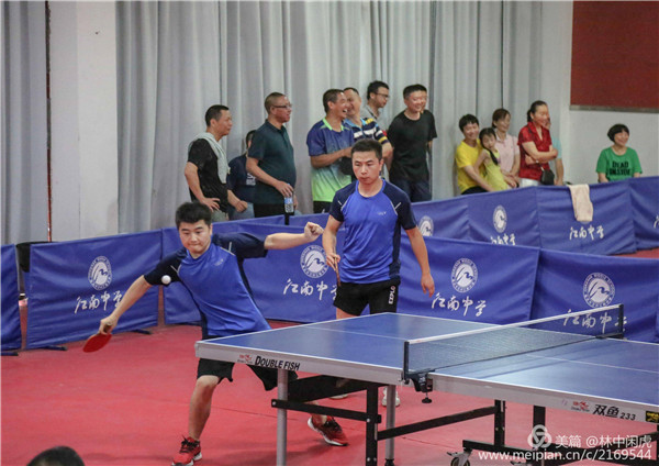 万州区第四届“安康杯”乒乓球比赛现场