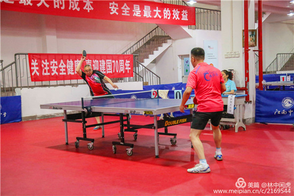 万州区第四届“安康杯”乒乓球比赛现场