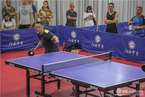 万州区第四届“安康杯”乒乓球比赛现场