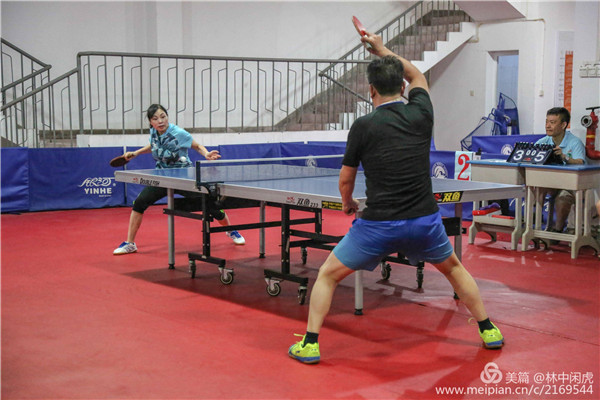 万州区第四届“安康杯”乒乓球比赛现场