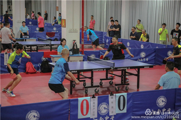 万州区第四届“安康杯”乒乓球比赛现场